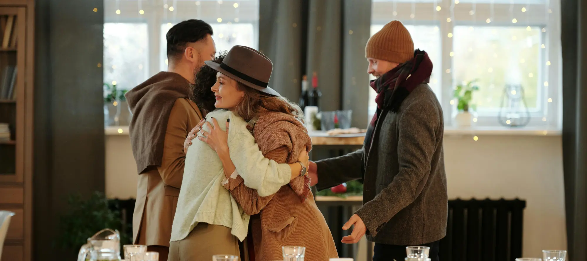 Menschen die sich umarmen